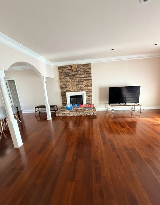 Building Photo - Nice 2-story house in the City of BUFORD schools + separate in-law suite