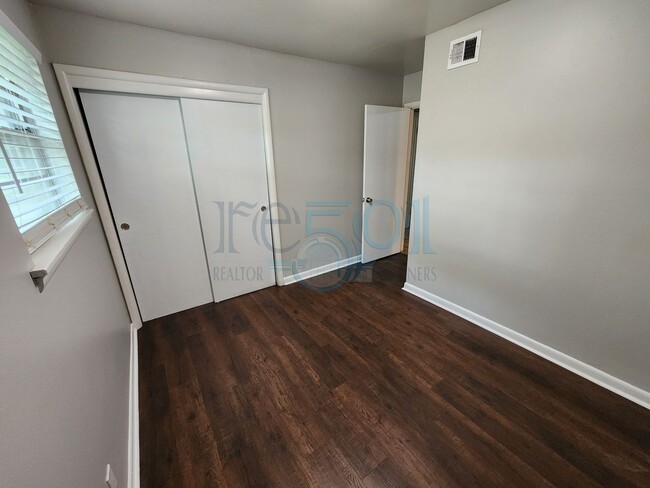 Building Photo - Wonderful 3BR/1.5BA Just a few blocks away...