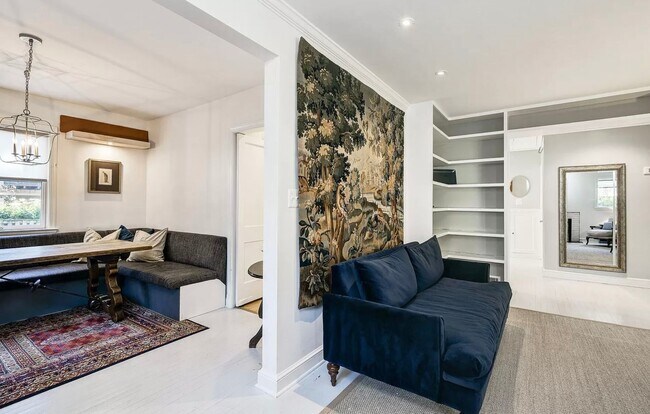 Building Photo - Sassy on Sangamore - 3 BED + 2 FB Av. Earl...