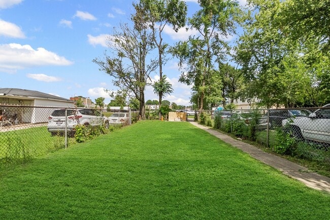 Building Photo - 4704 W Monroe St