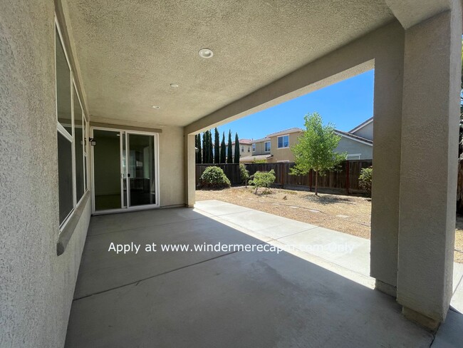Building Photo - 4 BDRM 3 BA Bright Home with Open Kitchen ...