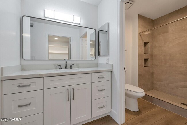 Building Photo - 9990 N Scottsdale Rd