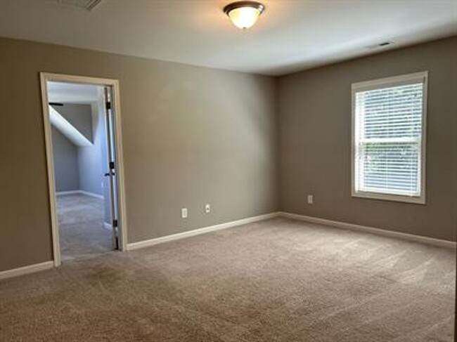 Building Photo - Stunning Pet-Friendly Home with Spacious L...