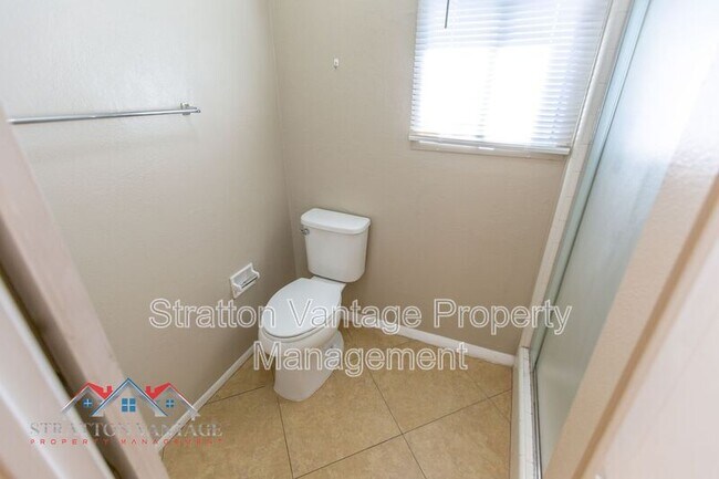 Building Photo - 704 E La Jolla Dr