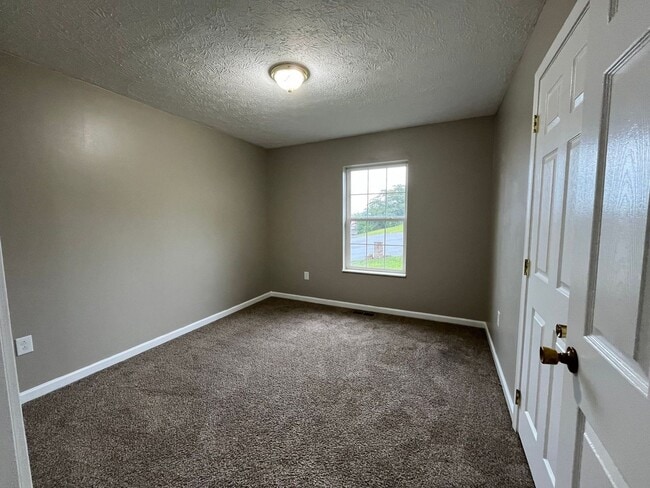 Building Photo - 3 bedroom, 2 bathroom house located in New...