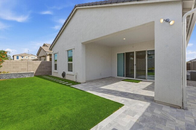 Building Photo - 5028 E Shady Glen Ave