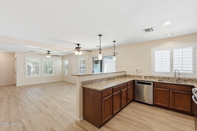 Building Photo - 1006 S Deerfield Ln