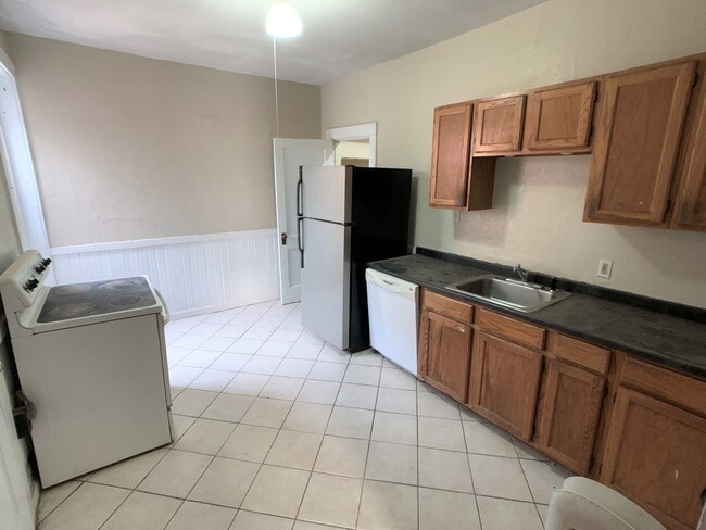 Building Photo - 154 Thorndike St