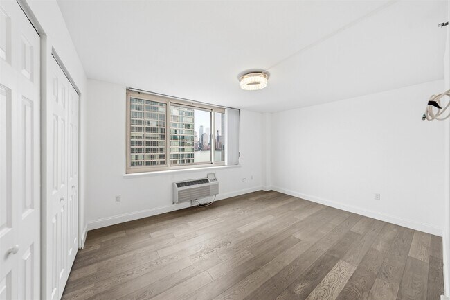 Building Photo - 20 2nd St