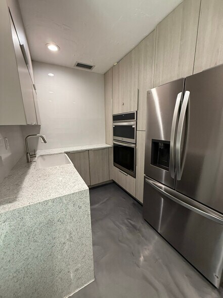 Building Photo - 4034 S Westshore Blvd