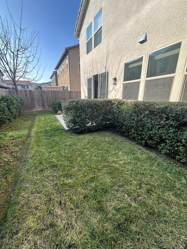 Building Photo - 1325 E Via Viola Way