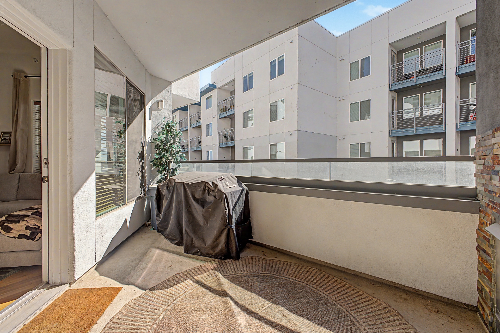 Building Photo - 945 E Playa del Norte Dr