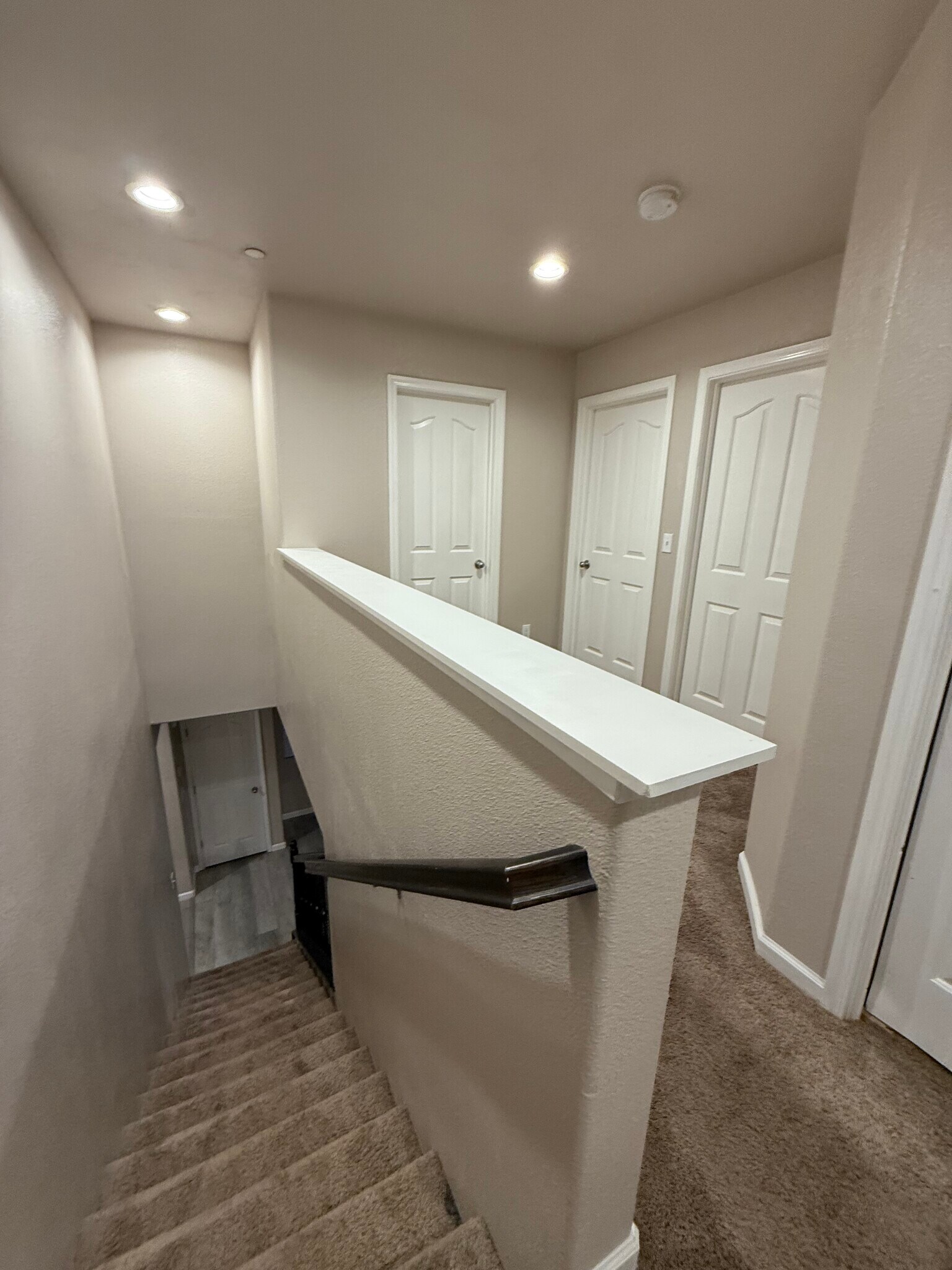 Upstairs hallway - 4358 Strathmore Pl