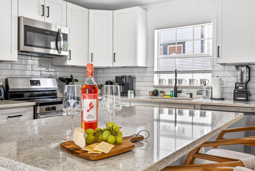 Building Photo - 310 W Warren Ave