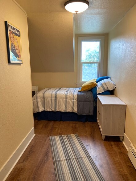 Bedroom XL Twin - 1619 House Ave