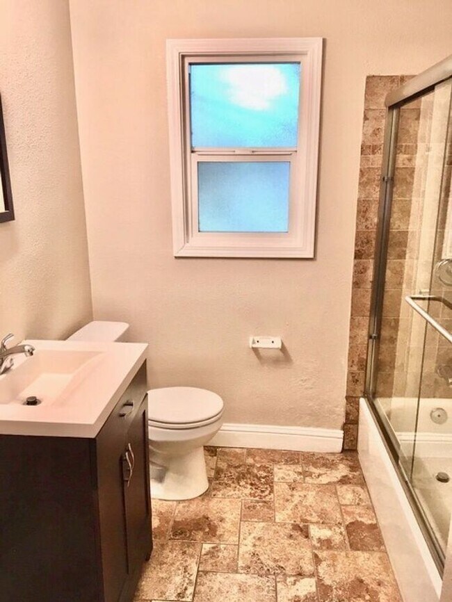 Building Photo - 2 Bed, 1 Bath Duplex Unit with Garage in P...