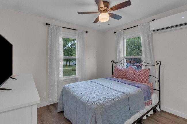 Building Photo - Adorable Cape Cod Charmer Available For Rent!