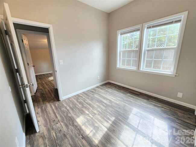 Building Photo - 1423 Oakshade Ave