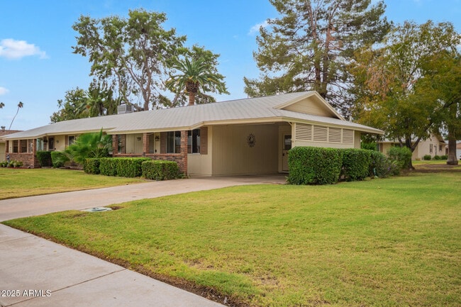 Building Photo - 13636 N Redwood Dr