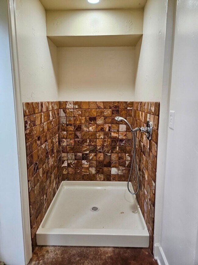 Building Photo - 4Bd/5Ba Multi Story Home - For viewing by ...