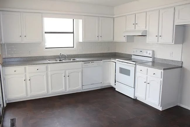 Building Photo - Spacious 3 bedroom duplex close to McConne...