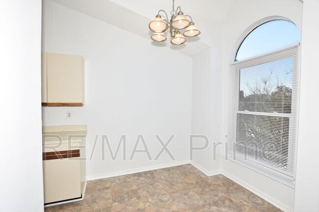 Building Photo - 525 E Lake Cir