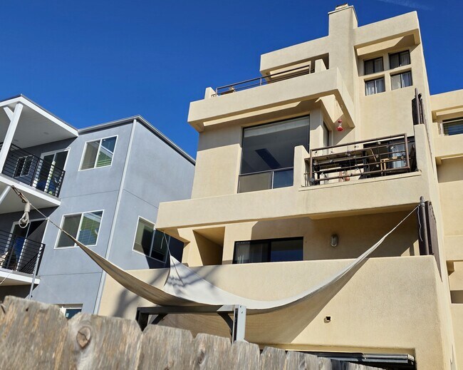 Building Photo - 2070 Oxford Ave