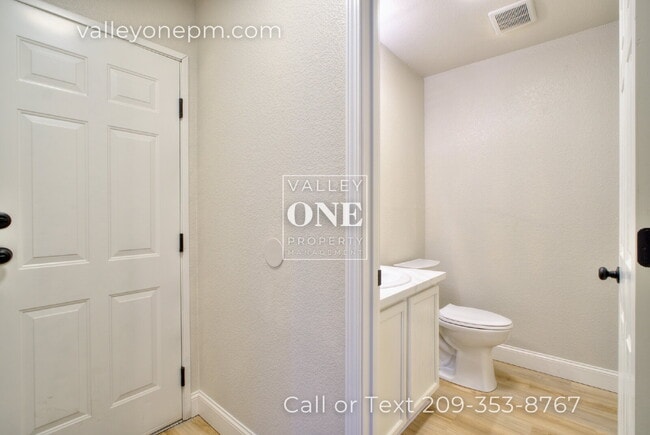 Building Photo - Rare vacancy opportunity in Turlock's finest and most desirable townhome complex!