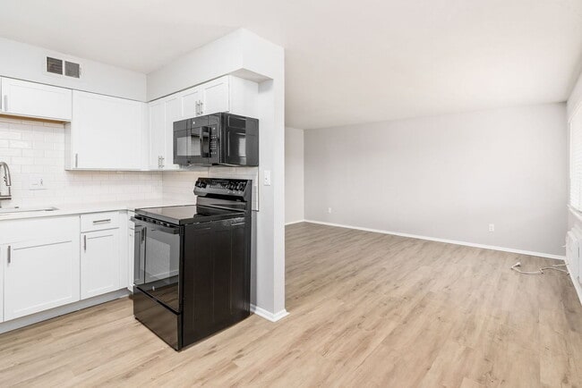Building Photo - 611 Riverview Dr
