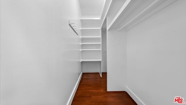 Building Photo - 915 Palms Blvd