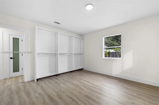 Building Photo - 331 W 40th Pl