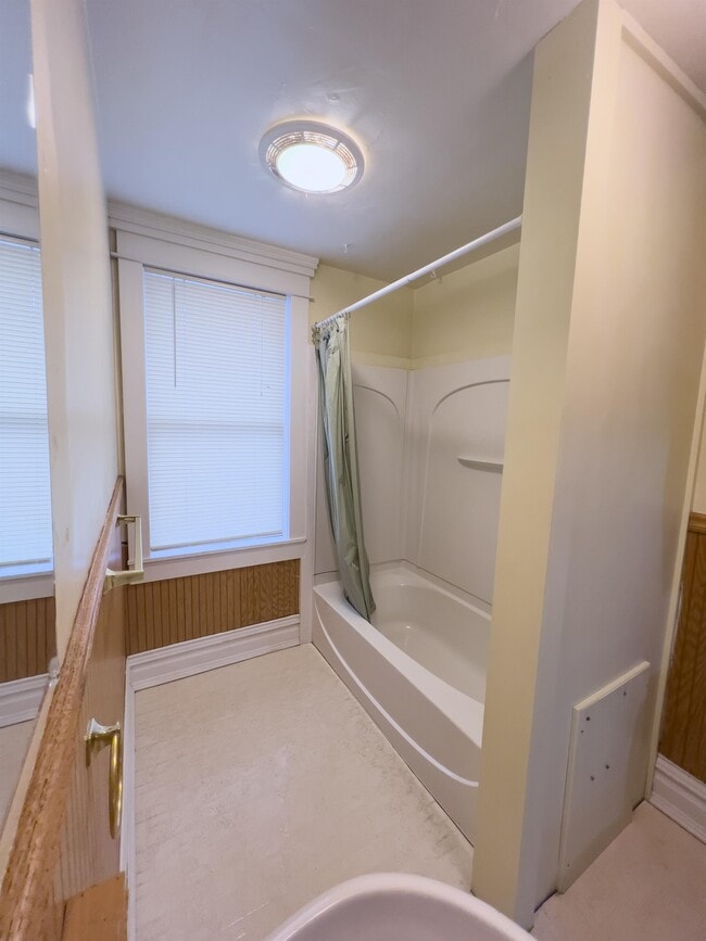 Building Photo - 921 Linden Grove Ave