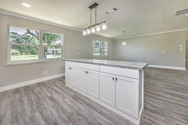 Building Photo - 300 Riomar Dr