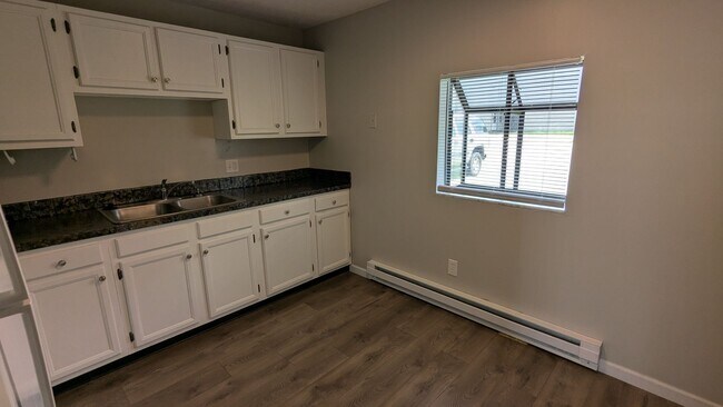 Building Photo - MN Cedar Village (785)
