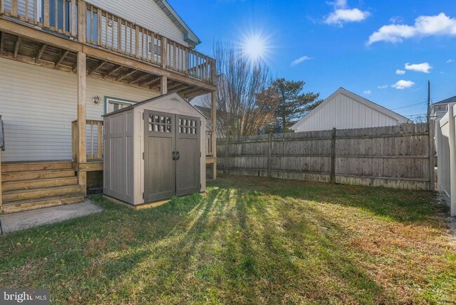 Building Photo - 413 W Beach Ave