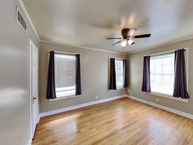 Building Photo - SUPER CUTE UNIT!