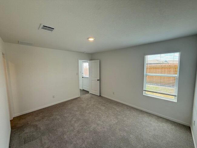 Building Photo - Brand New 4bd/2ba in Prime Location
