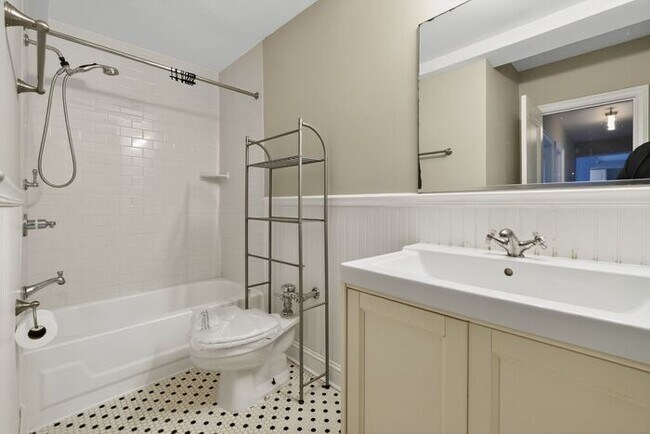 Building Photo - 2100 19th St NW