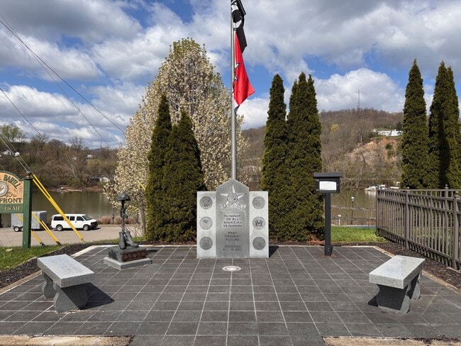 Building Photo - 2 Bedroom/2.5 Bath Townhome located in a Gated Community with a Water Front View! Available on 8/...