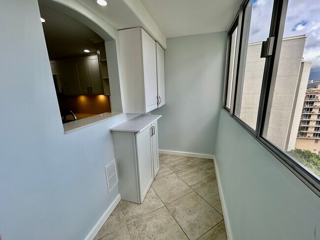 Building Photo - Colony Surf fully furnished and newly remodelled oceanfront "end unit" with parking + washer/drye...