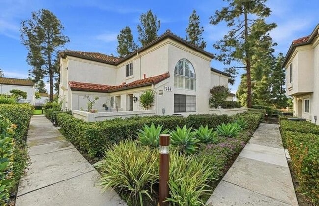 Building Photo - 744 Eastshore Terrace