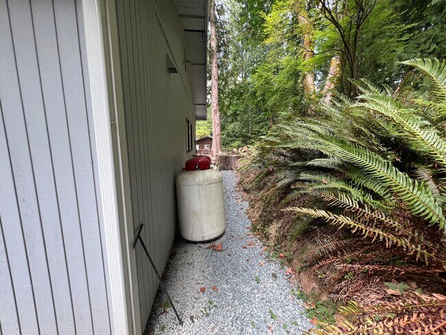 Building Photo - 3 Bed, 2 Bath with Garage in Sudden Valley