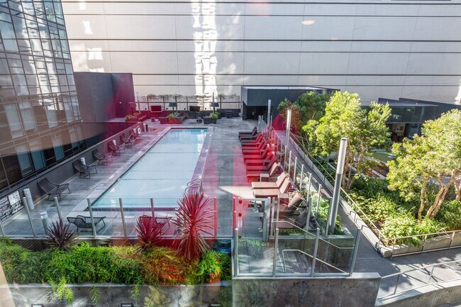 Building Photo - 18 10th St