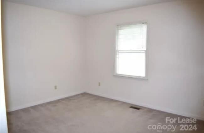 Building Photo - Private 2BD/1.5BA Townhouse in Prime NW Hi...