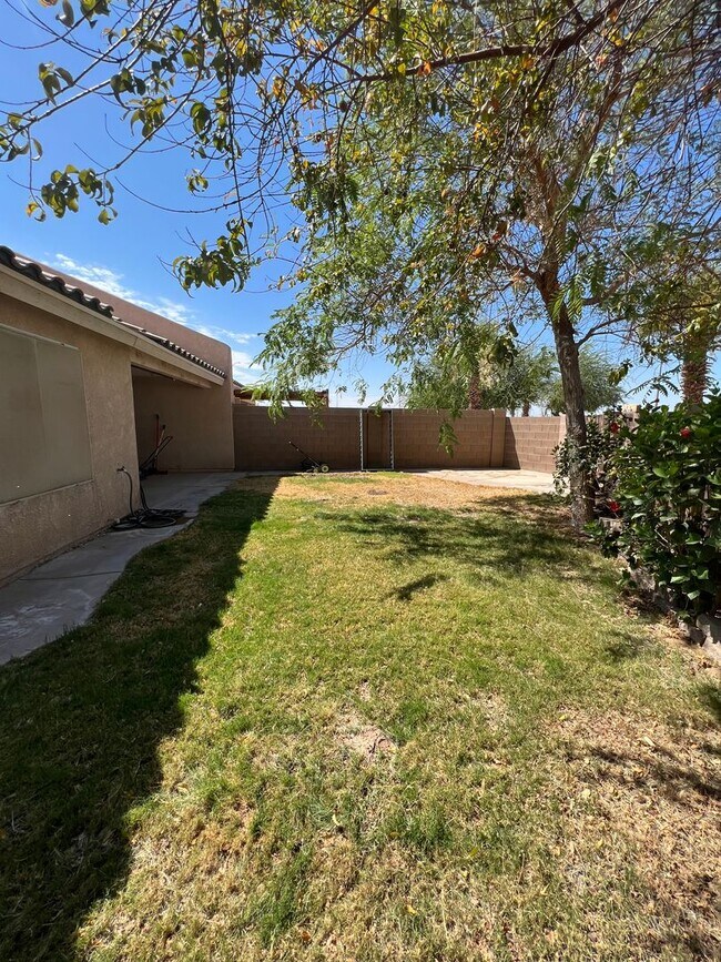 Building Photo - 3174 S Robert Way