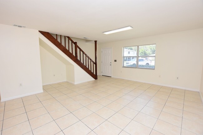 Building Photo - 3/2 Half Duplex in N. Lakeland!