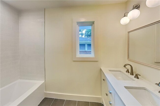 Building Photo - 360 Simpson Terrace NW