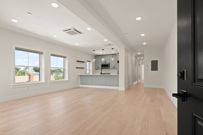 Building Photo - 208 Spencer Ave