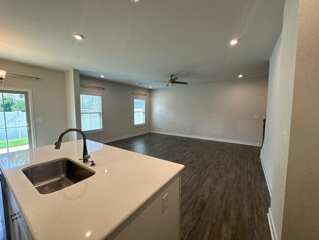 Building Photo - 145 Beacon Dr