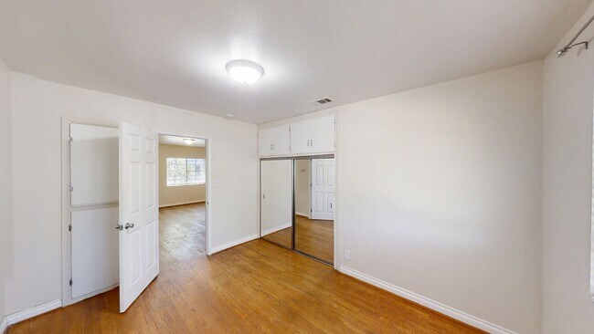 Building Photo - 560 W Ave L